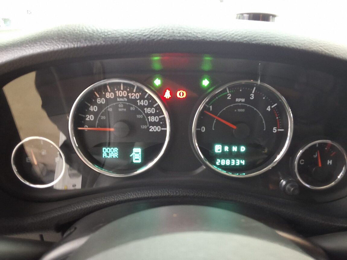JEEP WRANGLER (JK) 2.8 SAHARA 4-DOOR 2013 - zdjęcie 9