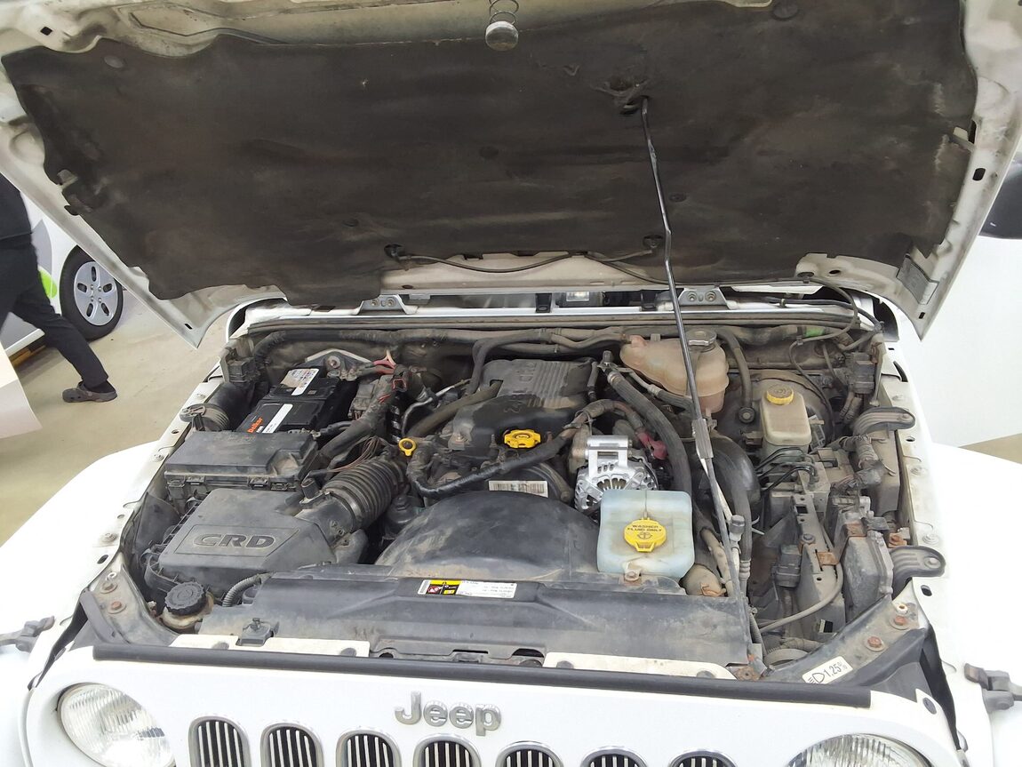 JEEP WRANGLER (JK) 2.8 SAHARA 4-DOOR 2013 - zdjęcie 19