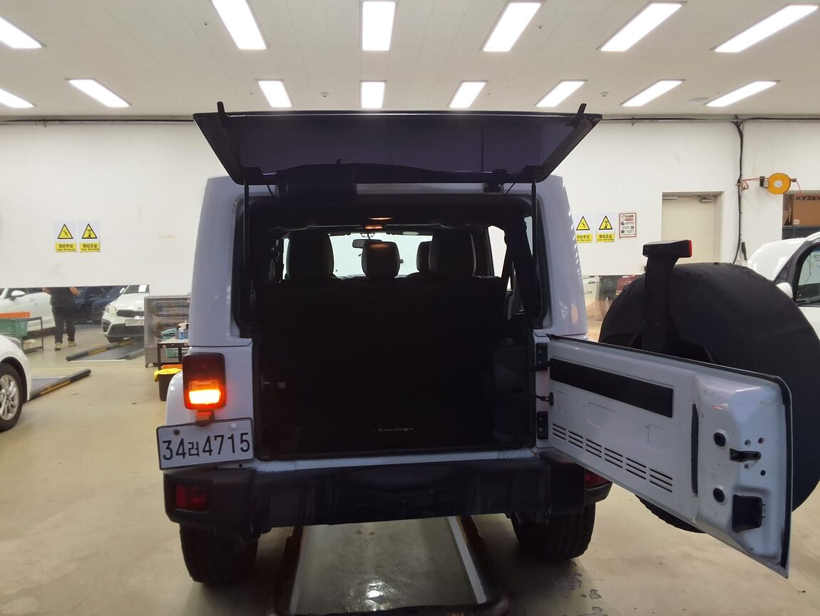 JEEP WRANGLER (JK) 2.8 SAHARA 4-DOOR 2013 - zdjęcie 15