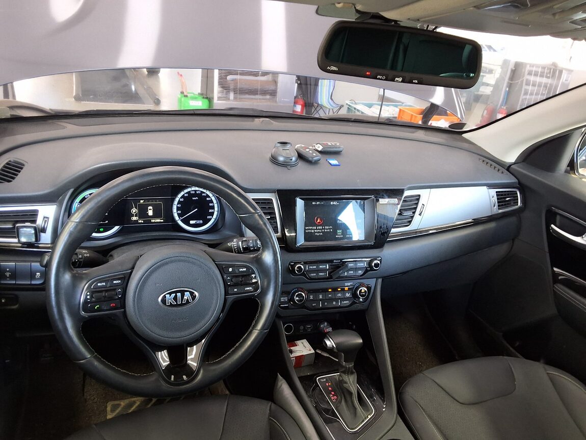 KIA NIRO 1.6 HYBRID PRESTIGE 2017 - zdjęcie 11
