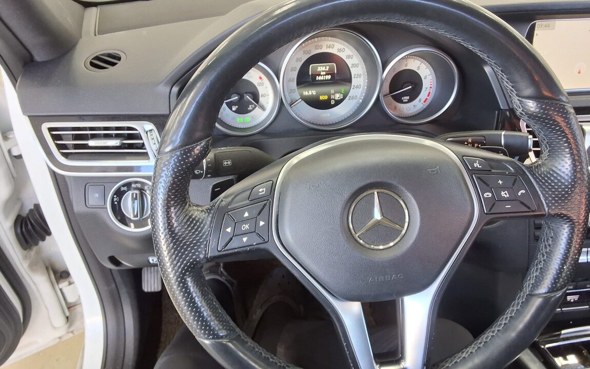 MERCEDES-BENZ E-CLASS (4TH GEN) E300 4MATIC AVANTGARDE 2014 - zdjęcie 17