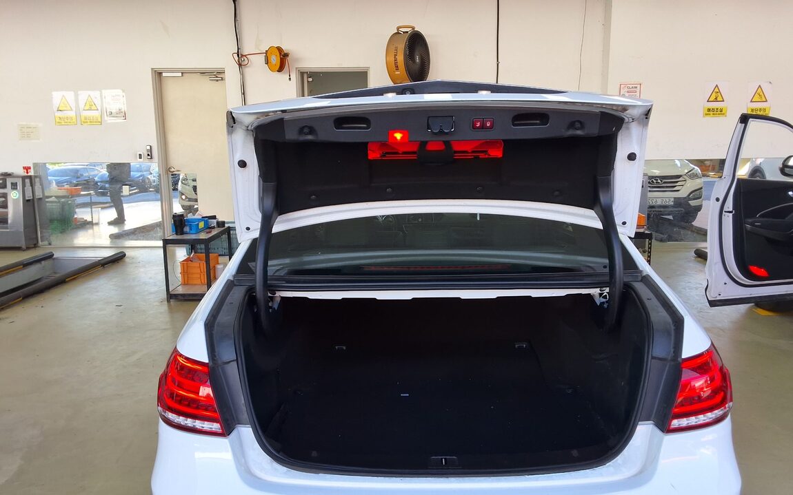 MERCEDES-BENZ E-CLASS (4TH GEN) E300 4MATIC AVANTGARDE 2014 - zdjęcie 15