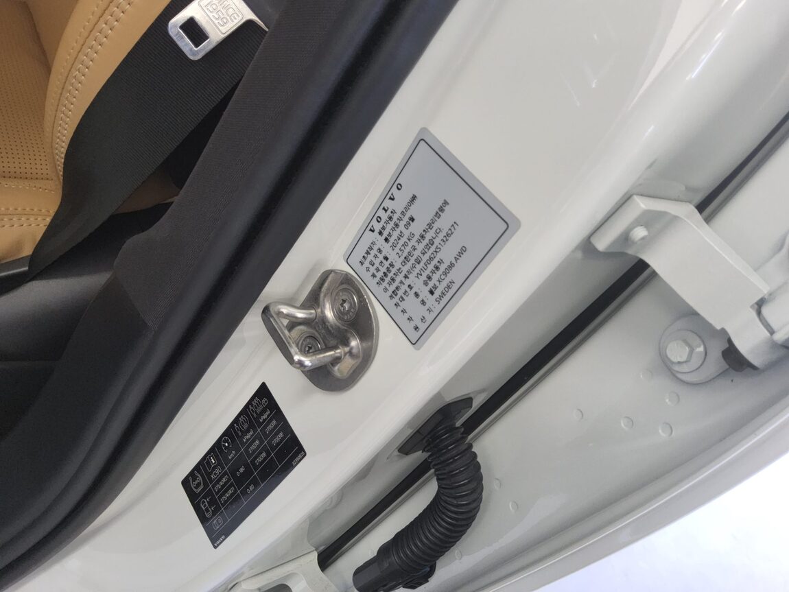 VOLVO XC90 (2ND GEN) B6 AWD ULTRA BRIGHT 2025 - zdjęcie 16