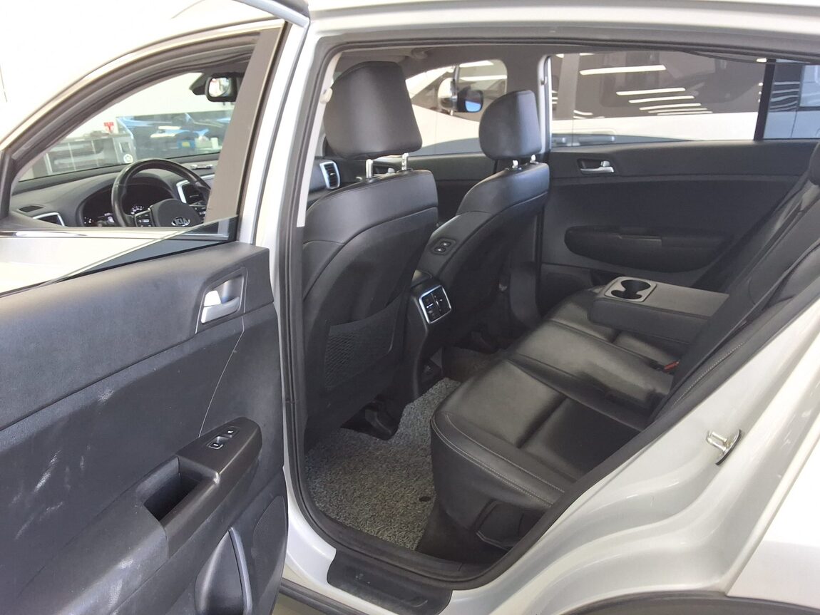 KIA SPORTAGE THE BOLD 1.6 DIESEL 2WD PRESTIGE 2022 - zdjęcie 12