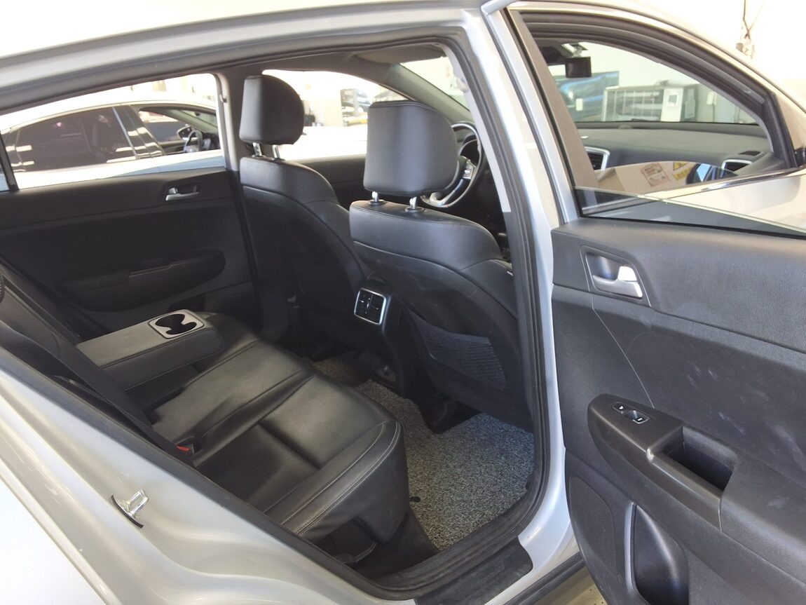 KIA SPORTAGE THE BOLD 1.6 DIESEL 2WD PRESTIGE 2022 - zdjęcie 13