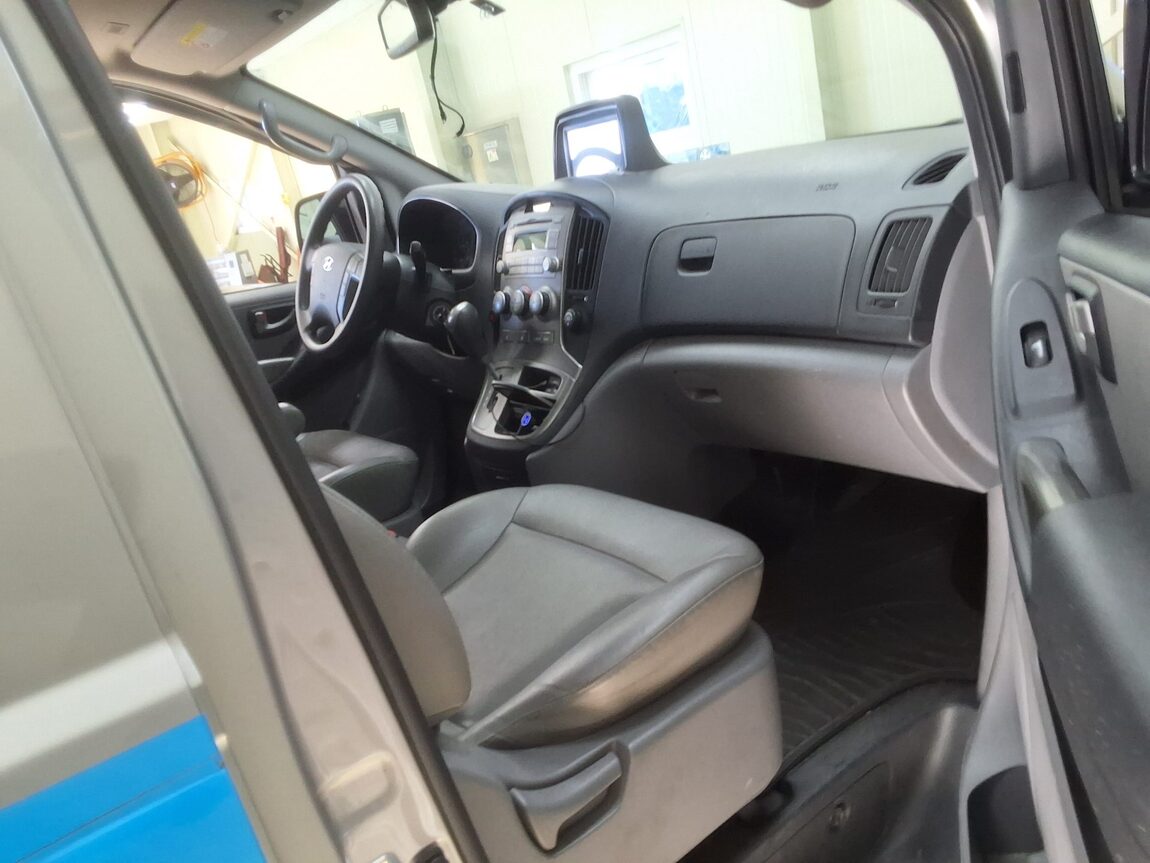 HYUNDAI GRAND STAREX 11-SEATER DIESEL CVX LUXURY 2015 - zdjęcie 15