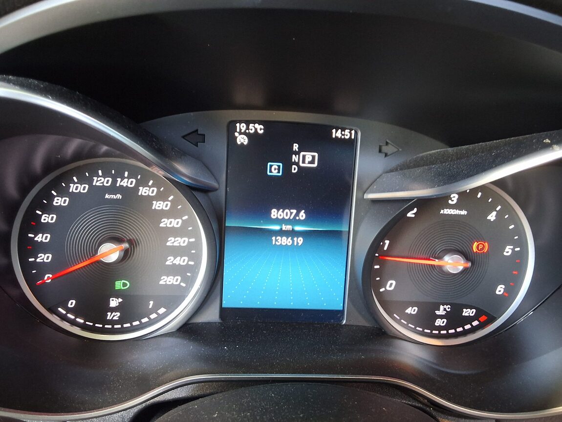 MERCEDES-BENZ C-CLASS (4TH GEN) C220 d 4MATIC AMG LINE 2019 - zdjęcie 9