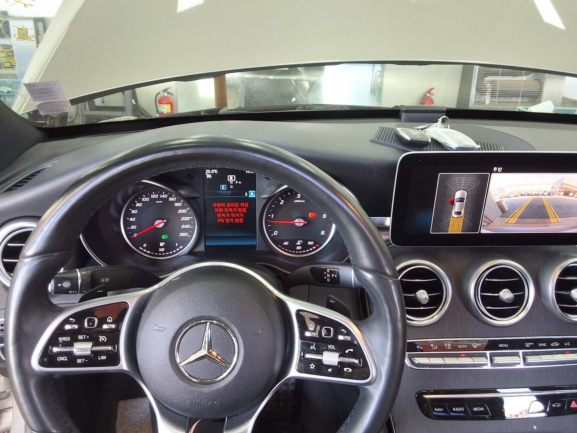 MERCEDES-BENZ C-CLASS (4TH GEN) C220 d 4MATIC AMG LINE 2019 - zdjęcie 17