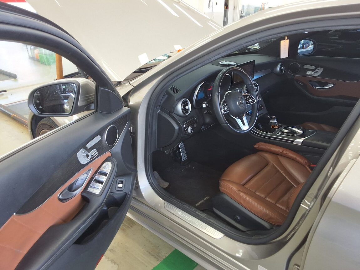 MERCEDES-BENZ C-CLASS (4TH GEN) C220 d 4MATIC AMG LINE 2019 - zdjęcie 10
