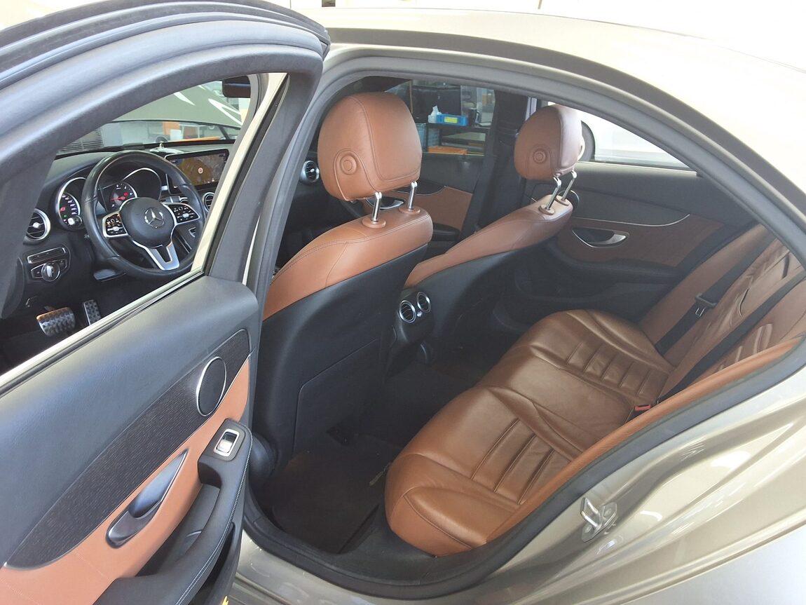 MERCEDES-BENZ C-CLASS (4TH GEN) C220 d 4MATIC AMG LINE 2019 - zdjęcie 12