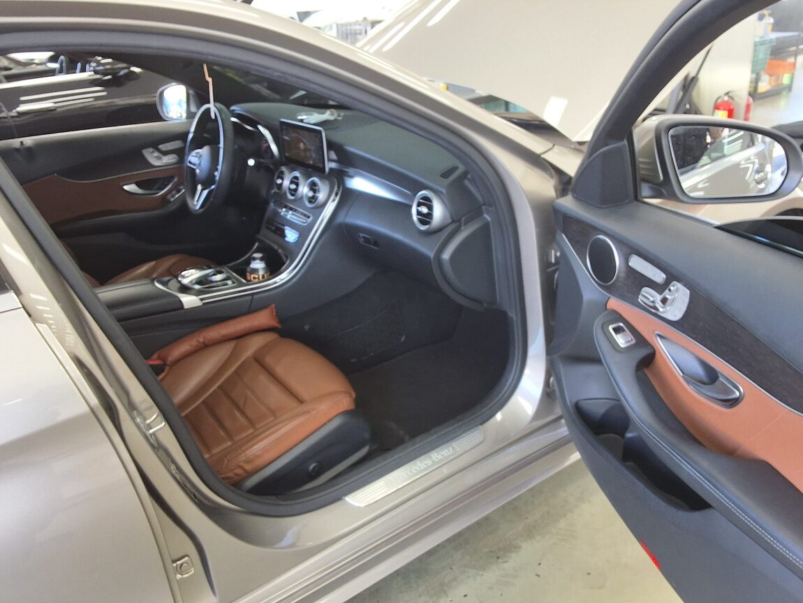 MERCEDES-BENZ C-CLASS (4TH GEN) C220 d 4MATIC AMG LINE 2019 - zdjęcie 14