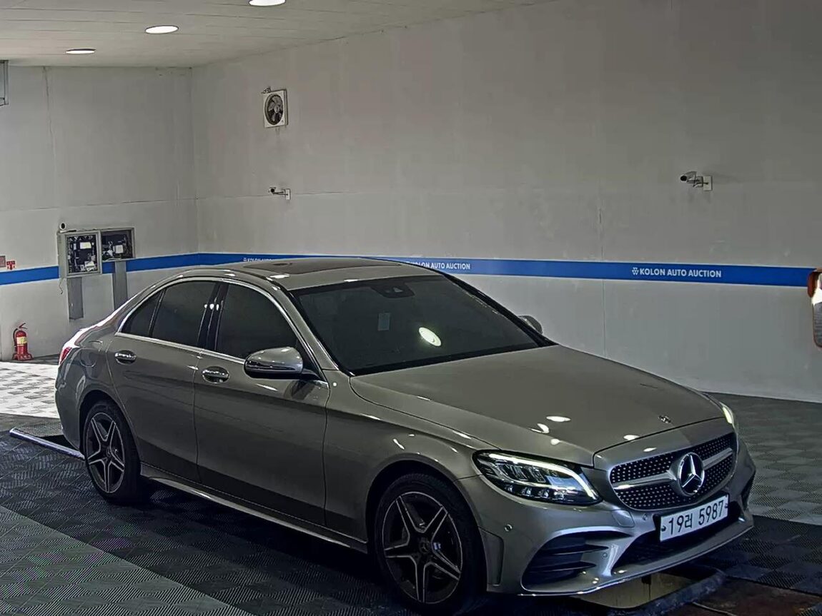 MERCEDES-BENZ C-CLASS (4TH GEN) C220 d 4MATIC AMG LINE 2019 - zdjęcie 3