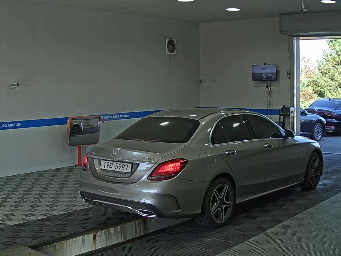 MERCEDES-BENZ C-CLASS (4TH GEN) C220 d 4MATIC AMG LINE 2019 - zdjęcie 5