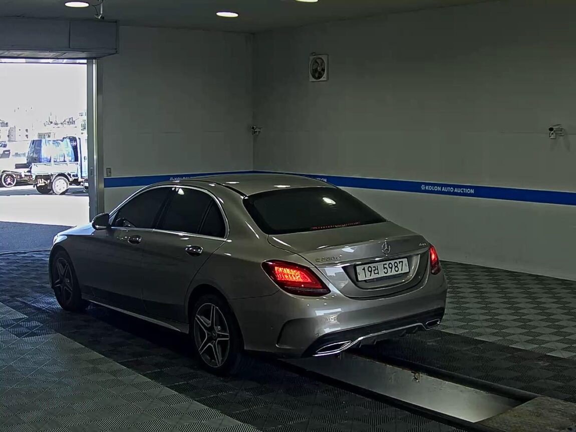 MERCEDES-BENZ C-CLASS (4TH GEN) C220 d 4MATIC AMG LINE 2019 - zdjęcie 6