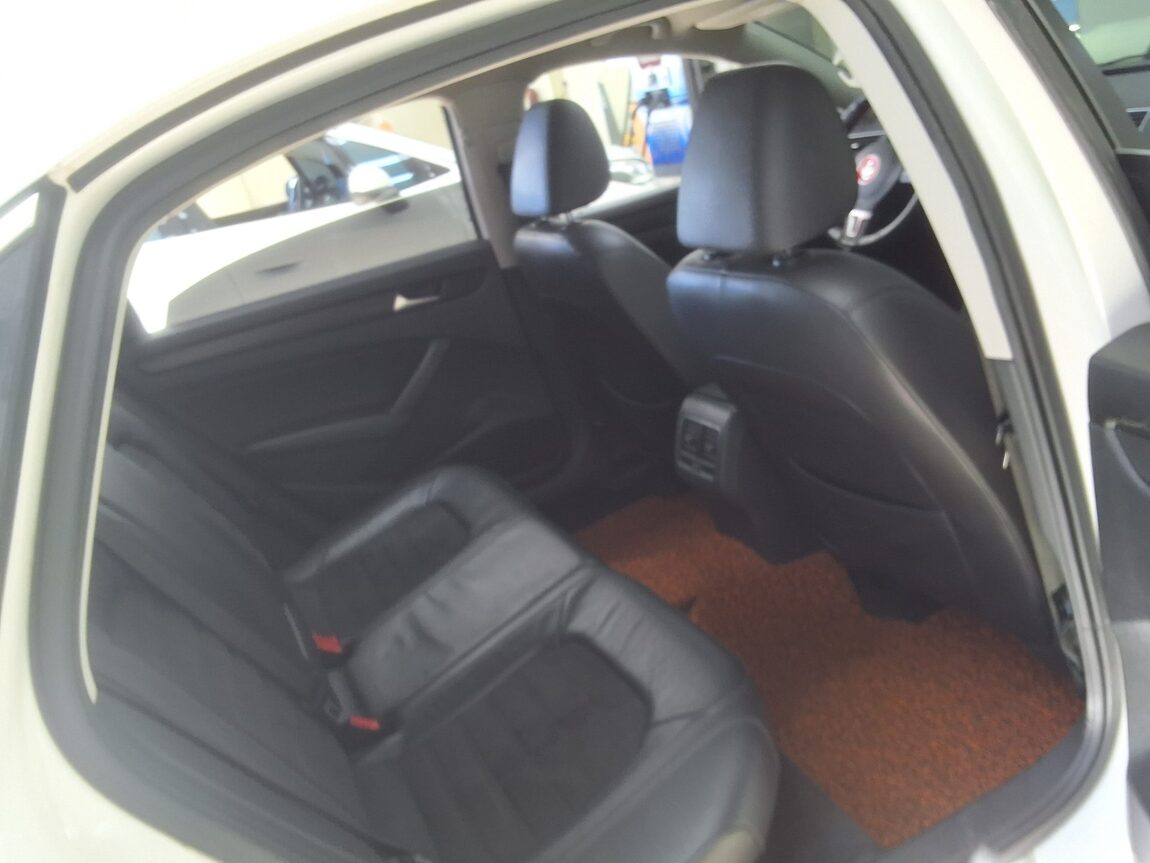 VOLKSWAGEN THE NEW PASSAT (7TH GEN) 2.0 TDI 2015 - zdjęcie 14