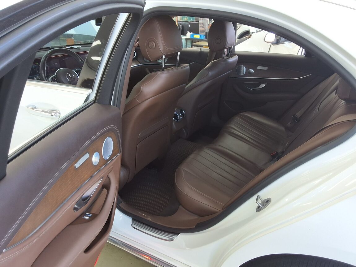 MERCEDES-BENZ E-CLASS (5TH GEN) E300 4MATIC EXCLUSIVE 2020 - zdjęcie 12