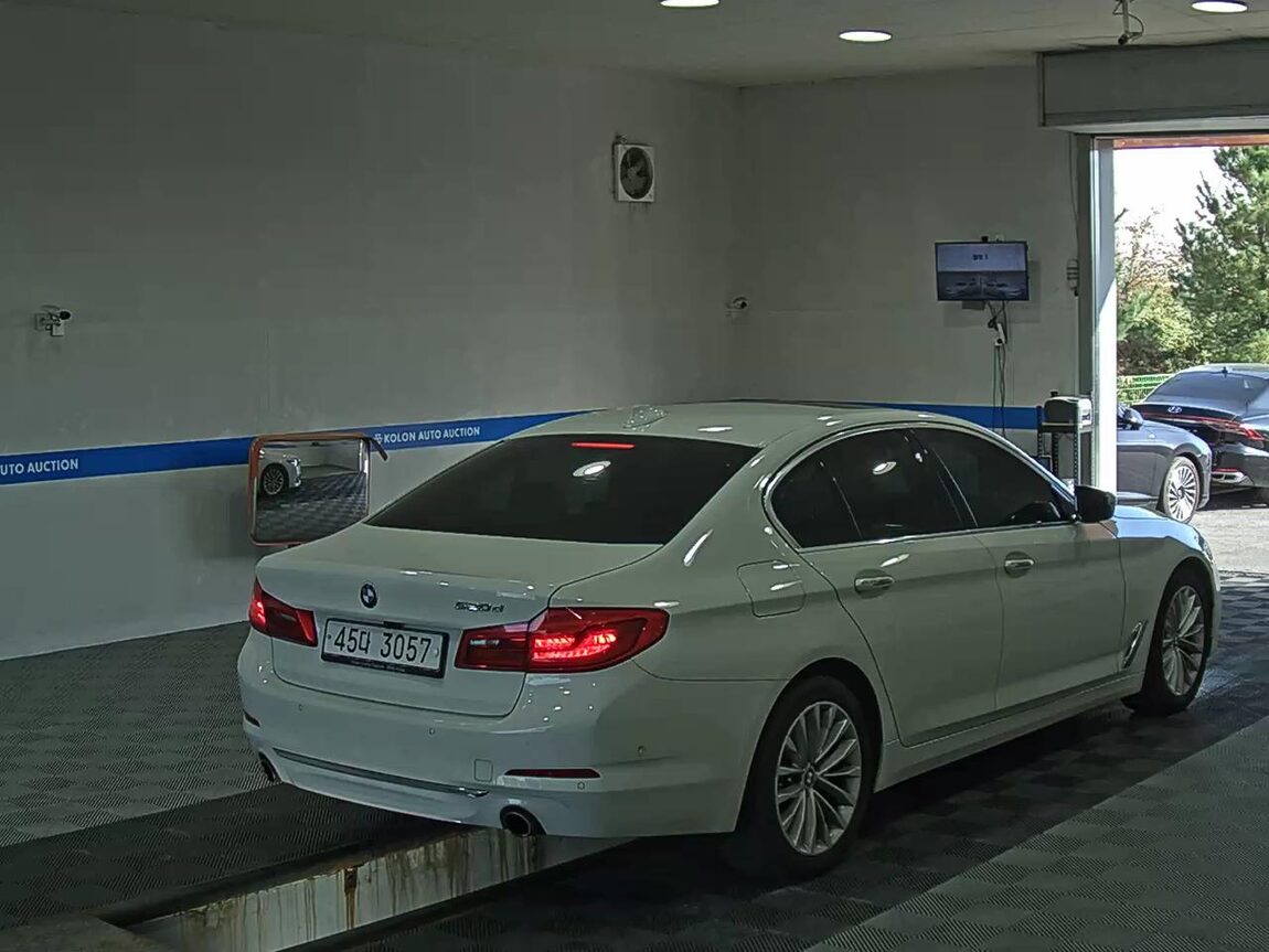 BMW 5 SERIES (7TH GEN) 520d LUXURY LINE SPECIAL 2018 - zdjęcie 5
