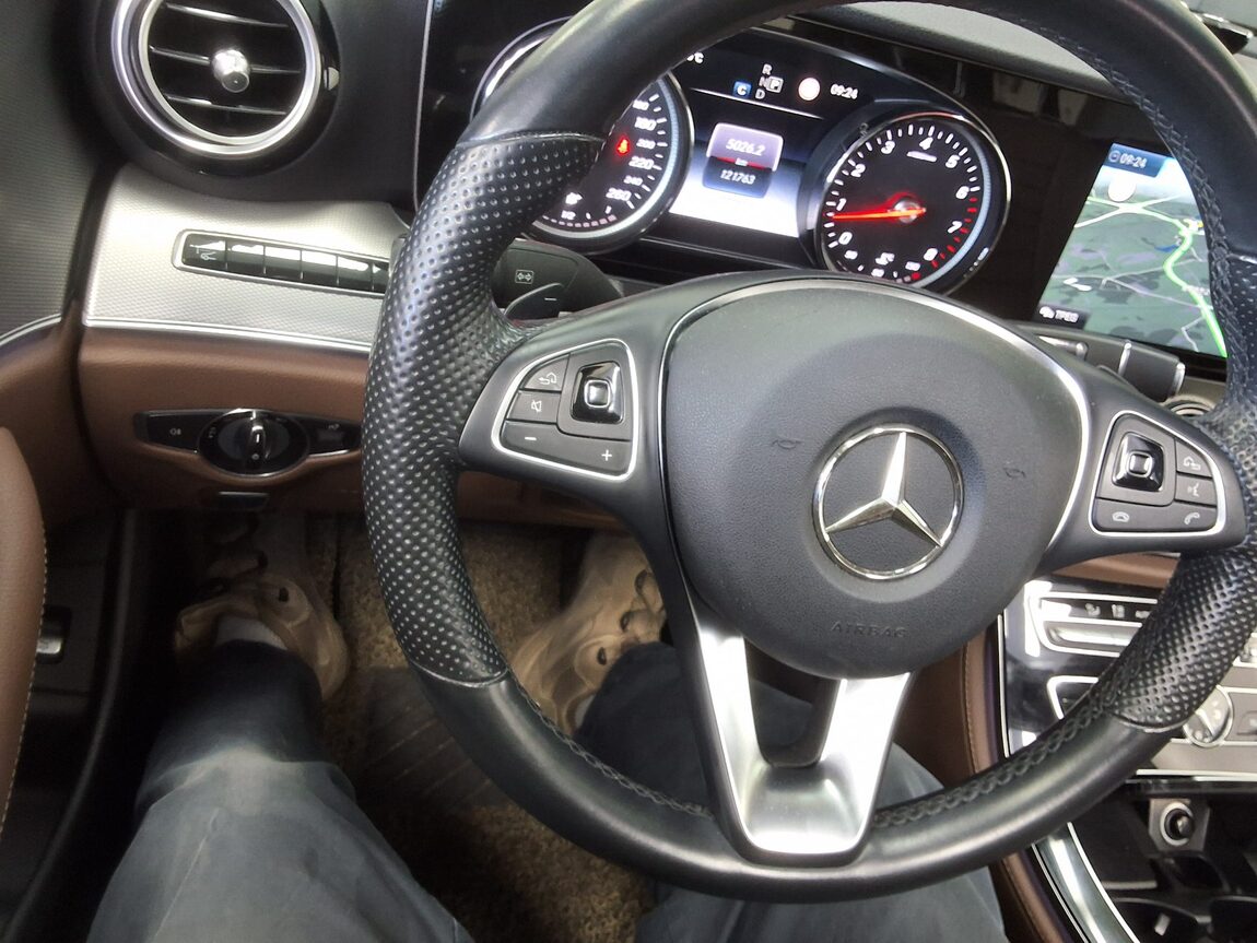 MERCEDES-BENZ E-CLASS (5TH GEN) E200 AVANTGARDE 2017 - zdjęcie 23