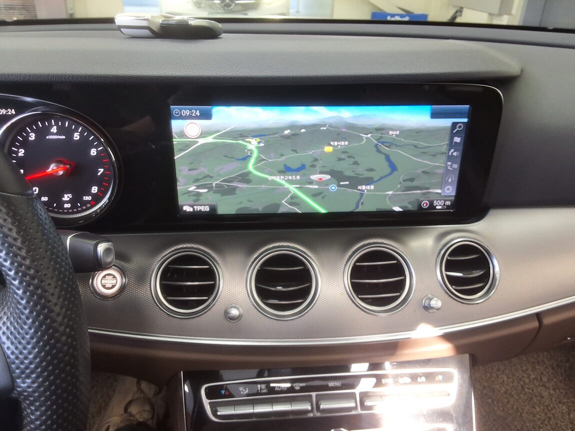 MERCEDES-BENZ E-CLASS (5TH GEN) E200 AVANTGARDE 2017 - zdjęcie 24