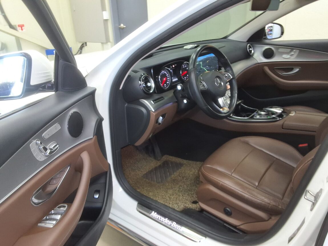 MERCEDES-BENZ E-CLASS (5TH GEN) E200 AVANTGARDE 2017 - zdjęcie 11