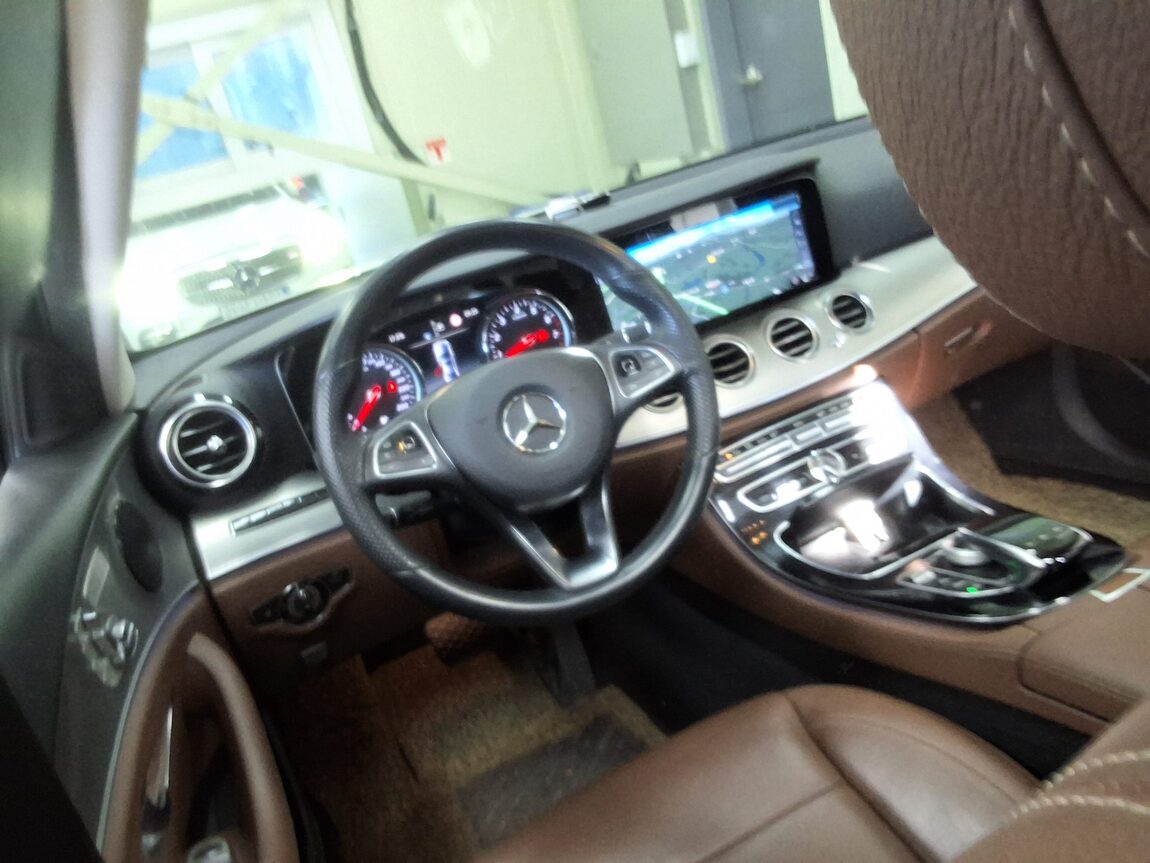 MERCEDES-BENZ E-CLASS (5TH GEN) E200 AVANTGARDE 2017 - zdjęcie 12
