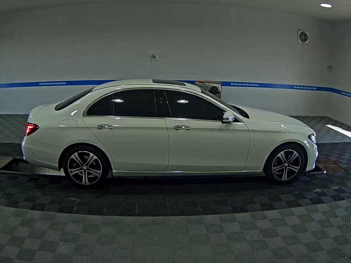 MERCEDES-BENZ E-CLASS (5TH GEN) E200 AVANTGARDE 2017 - zdjęcie 4