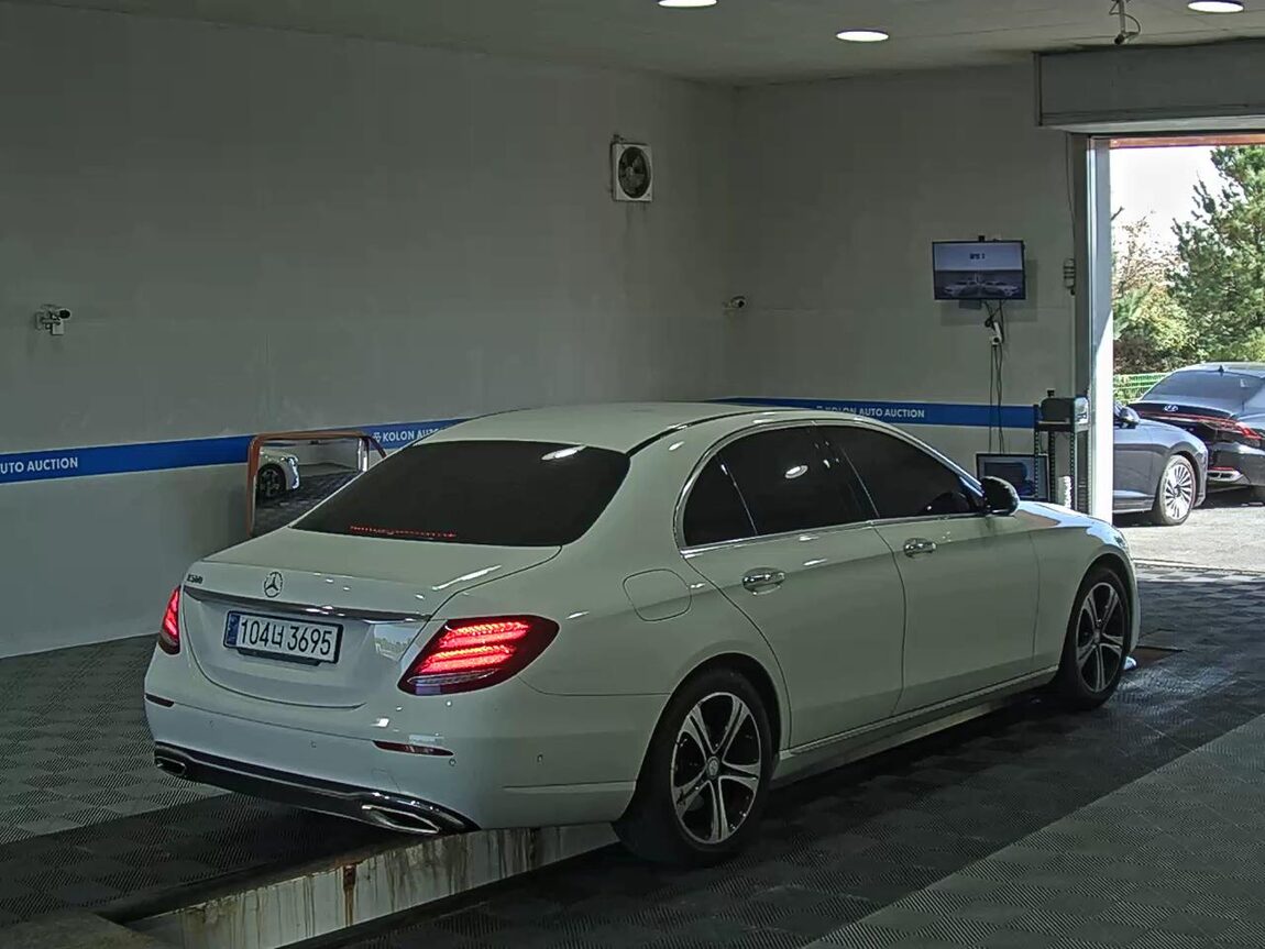 MERCEDES-BENZ E-CLASS (5TH GEN) E200 AVANTGARDE 2017 - zdjęcie 5