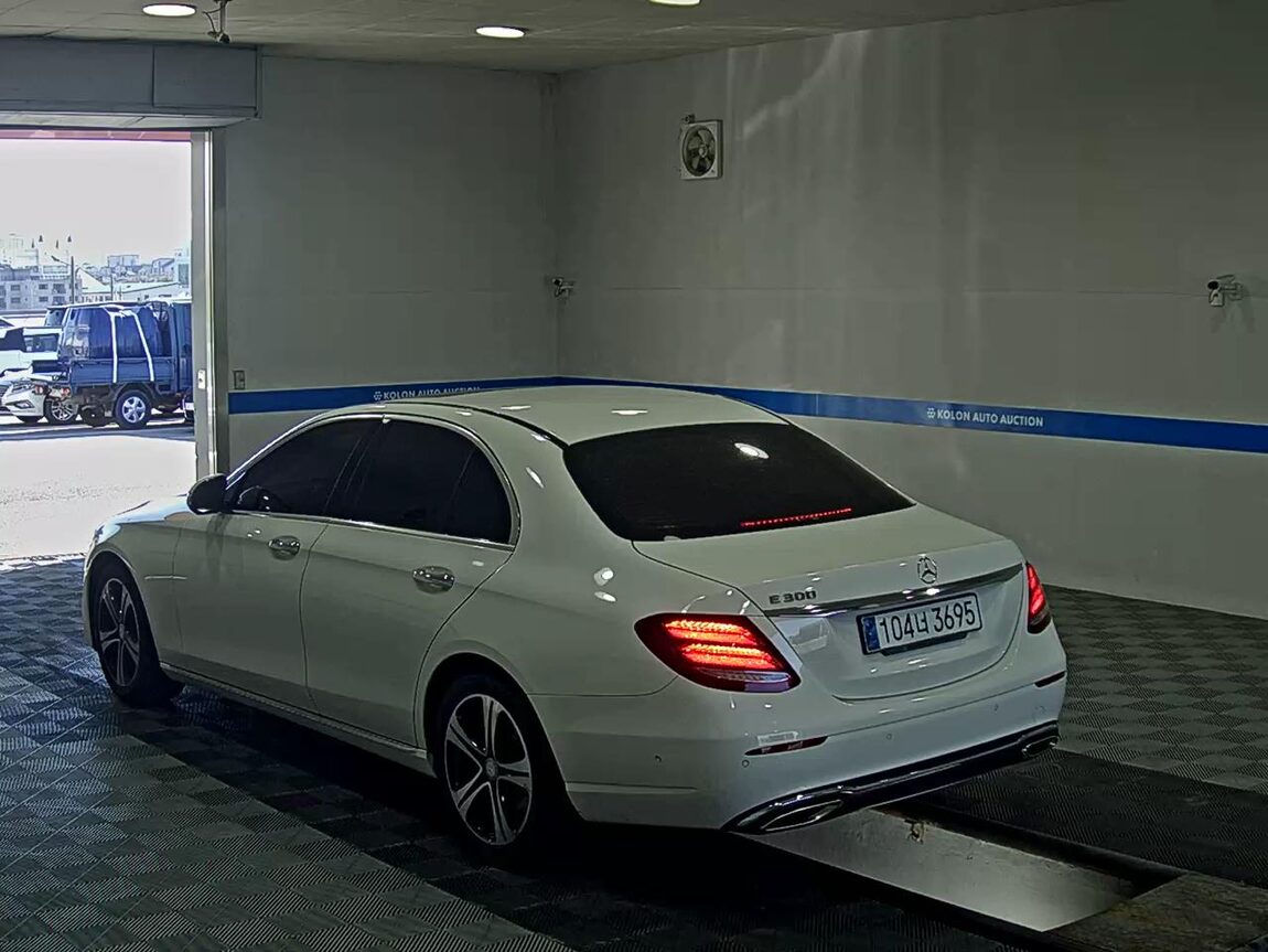 MERCEDES-BENZ E-CLASS (5TH GEN) E200 AVANTGARDE 2017 - zdjęcie 6