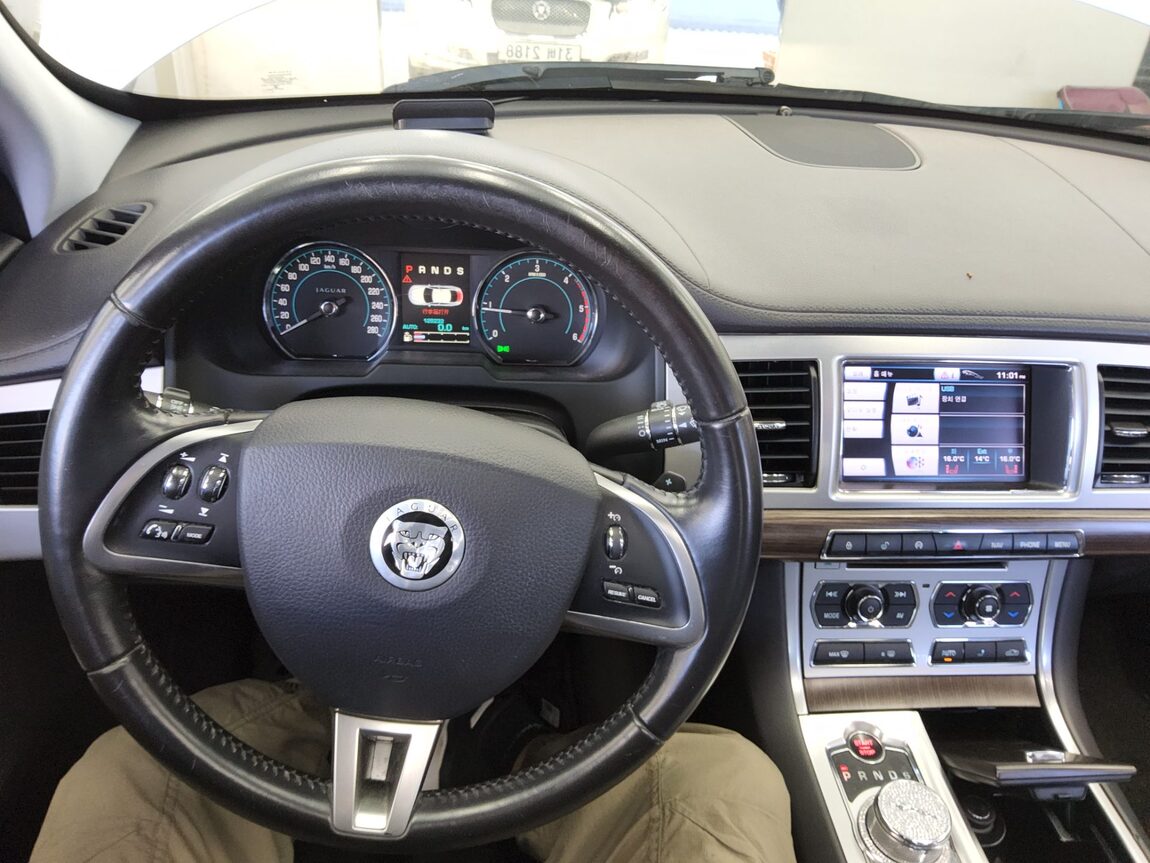 JAGUAR XF 3.0D V6 LUXURY 2013 - zdjęcie 17