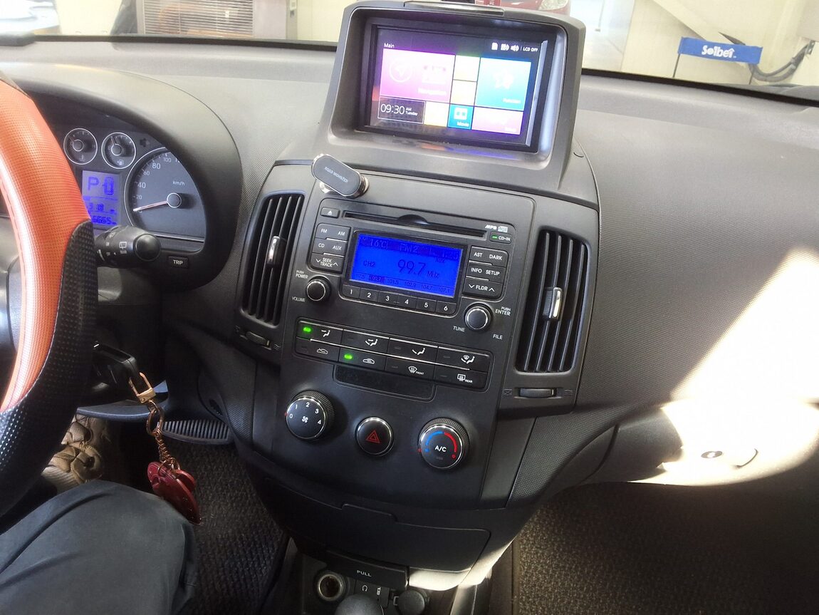 HYUNDAI i30 1.6 VVT DELUXE 2009 - zdjęcie 24
