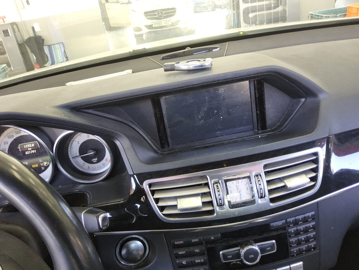 MERCEDES-BENZ E-CLASS (4TH GEN) E220 CDI AVANTGARDE 2014 - zdjęcie 17