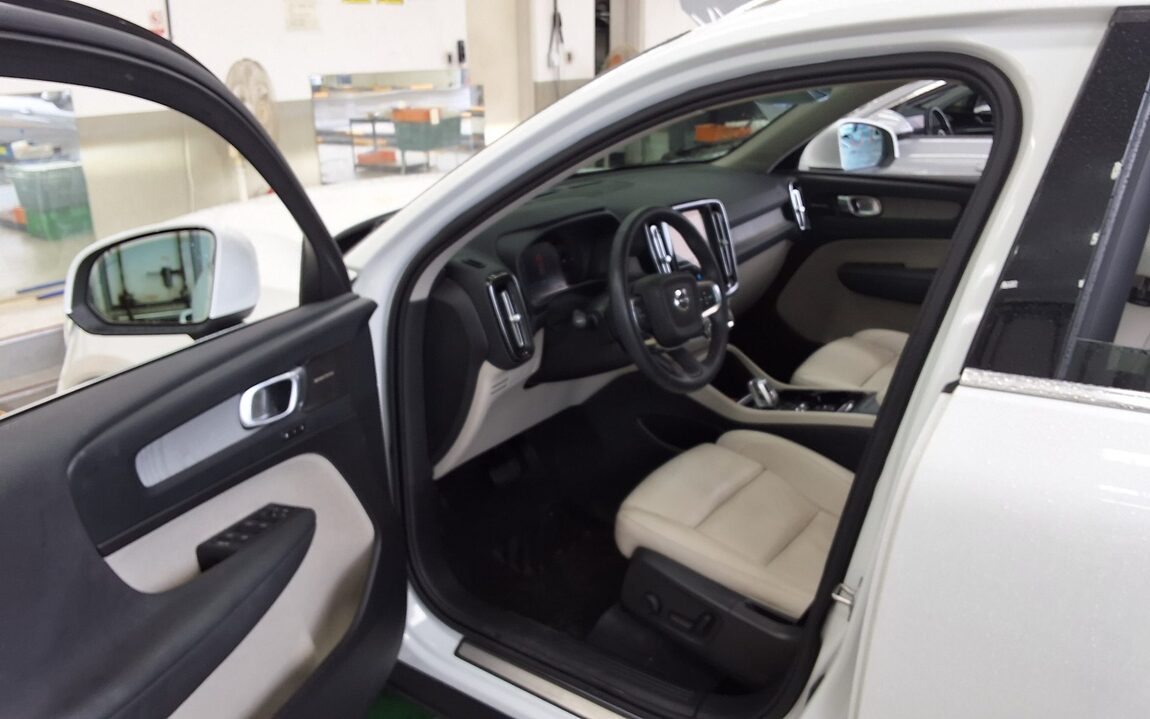 VOLVO XC40 2.0 B4 AWD ULTIMATE BRIGHT 2024 - zdjęcie 10