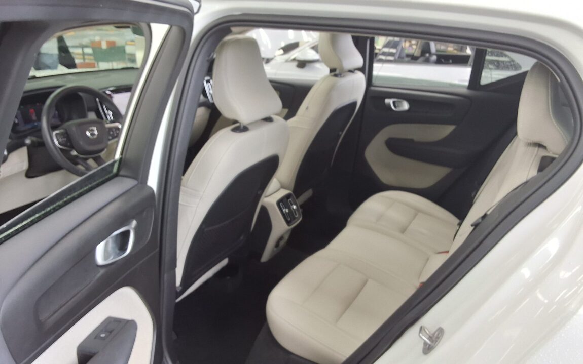 VOLVO XC40 2.0 B4 AWD ULTIMATE BRIGHT 2024 - zdjęcie 12
