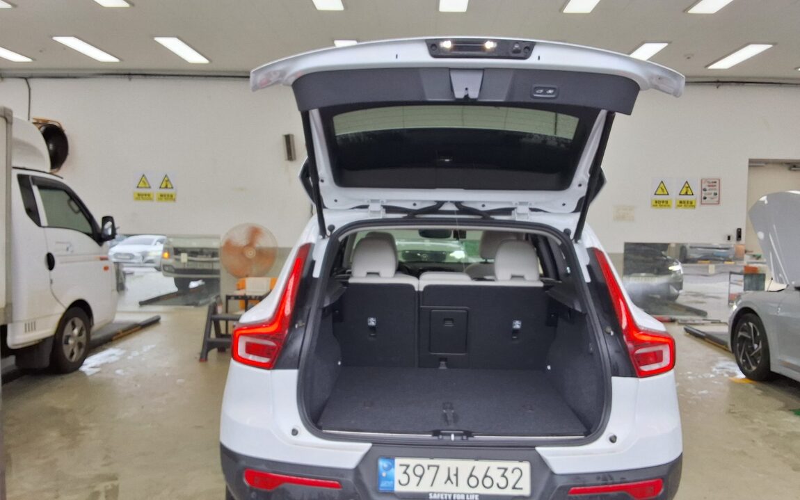VOLVO XC40 2.0 B4 AWD ULTIMATE BRIGHT 2024 - zdjęcie 15