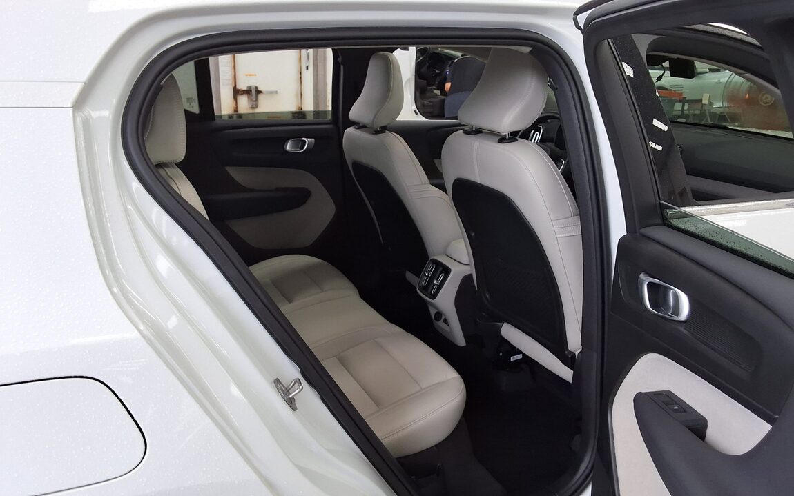 VOLVO XC40 2.0 B4 AWD ULTIMATE BRIGHT 2024 - zdjęcie 13