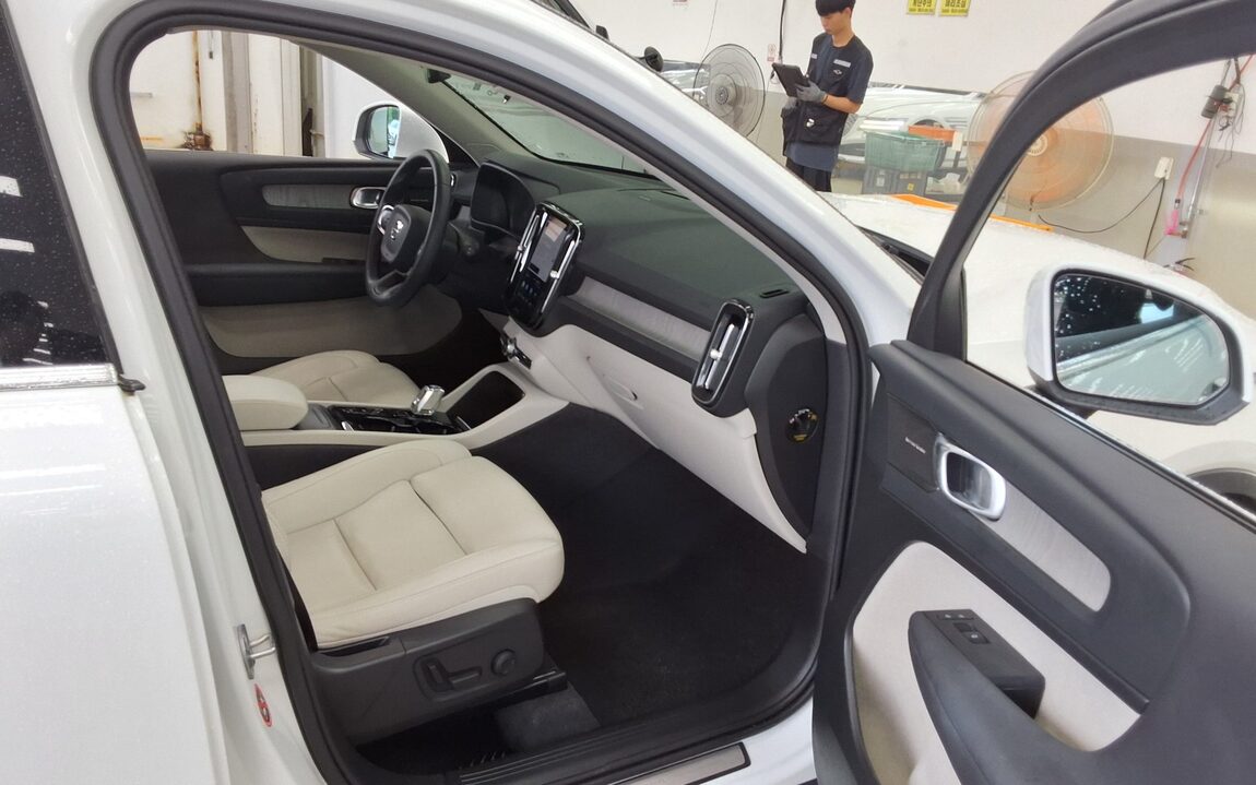 VOLVO XC40 2.0 B4 AWD ULTIMATE BRIGHT 2024 - zdjęcie 14
