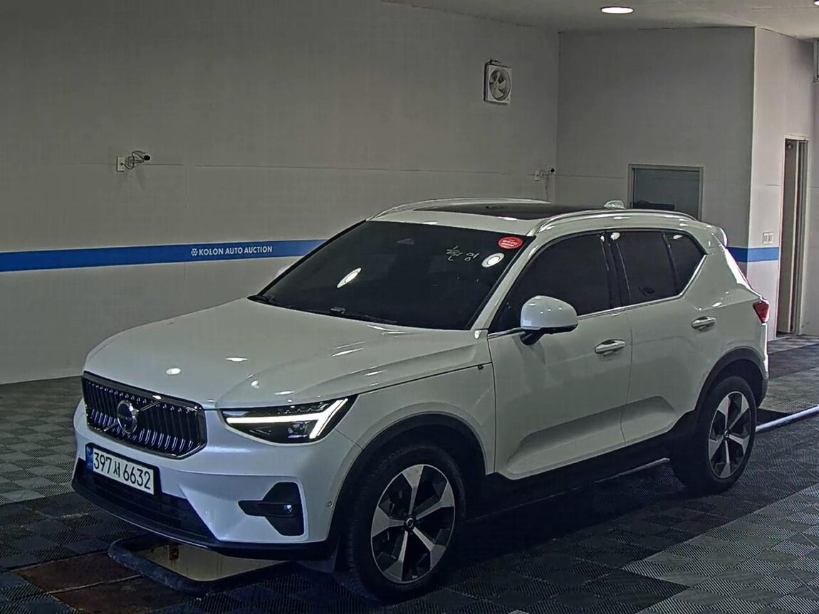 VOLVO XC40 2.0 B4 AWD ULTIMATE BRIGHT 2024 - zdjęcie 2