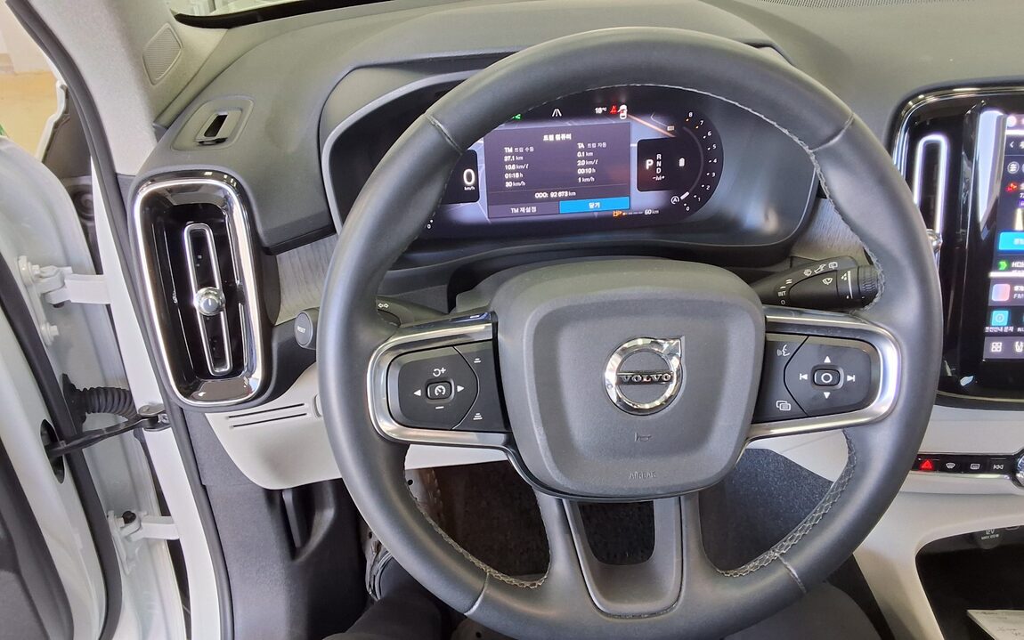 VOLVO XC40 2.0 B4 AWD ULTIMATE BRIGHT 2024 - zdjęcie 22