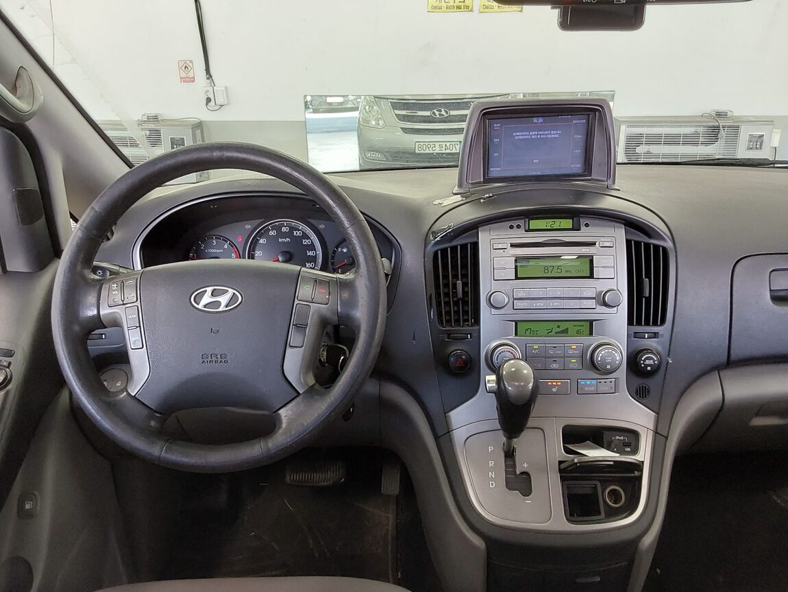 HYUNDAI GRAND STAREX 11-SEATER DIESEL HVX VIP PACK 2015 - zdjęcie 11