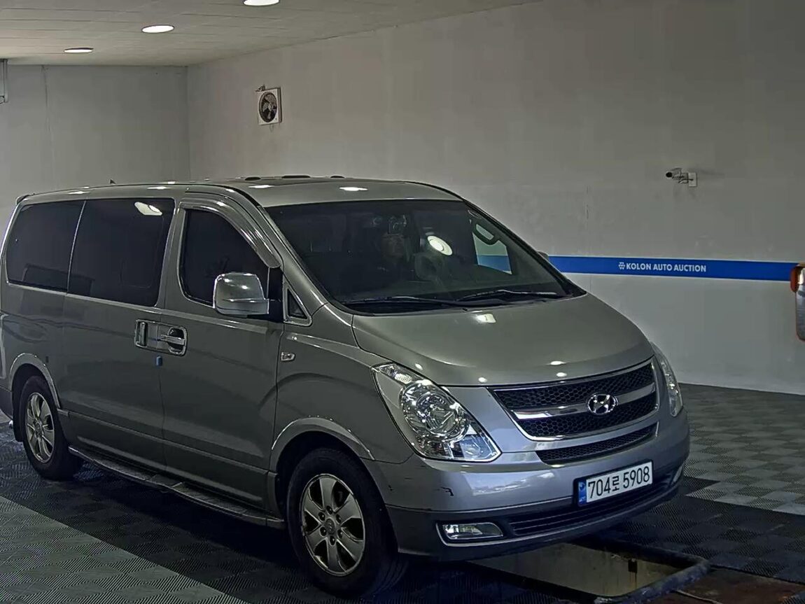 HYUNDAI GRAND STAREX 11-SEATER DIESEL HVX VIP PACK 2015 - zdjęcie 3