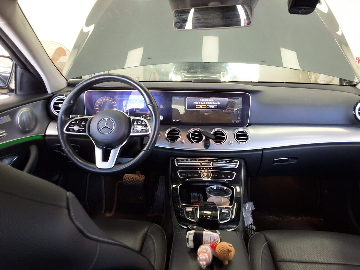MERCEDES-BENZ E-CLASS (5TH GEN) E300 AMG LINE 2019 - zdjęcie 11