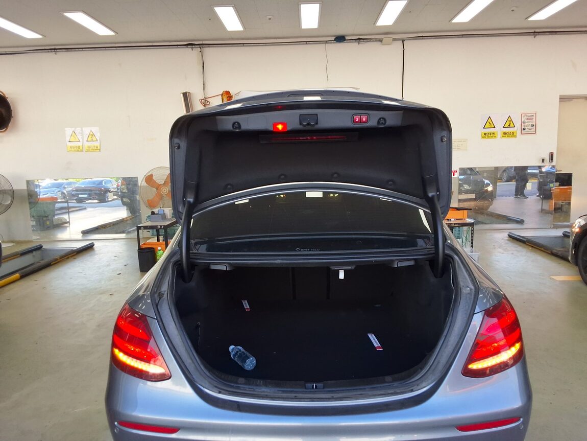 MERCEDES-BENZ E-CLASS (5TH GEN) E300 AMG LINE 2019 - zdjęcie 15