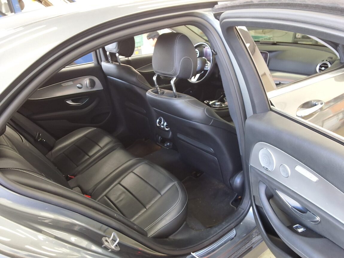 MERCEDES-BENZ E-CLASS (5TH GEN) E300 AMG LINE 2019 - zdjęcie 13