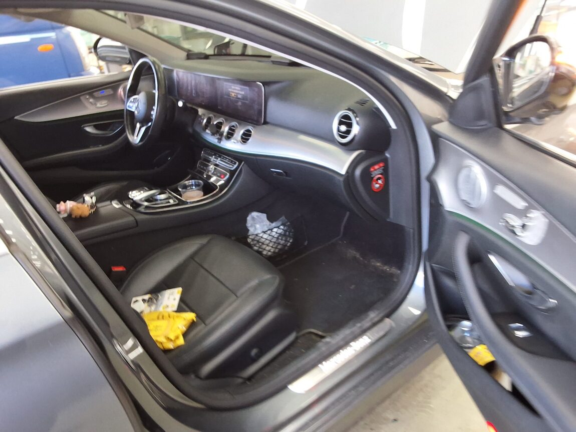 MERCEDES-BENZ E-CLASS (5TH GEN) E300 AMG LINE 2019 - zdjęcie 14