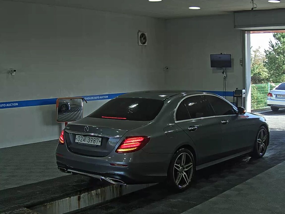MERCEDES-BENZ E-CLASS (5TH GEN) E300 AMG LINE 2019 - zdjęcie 5
