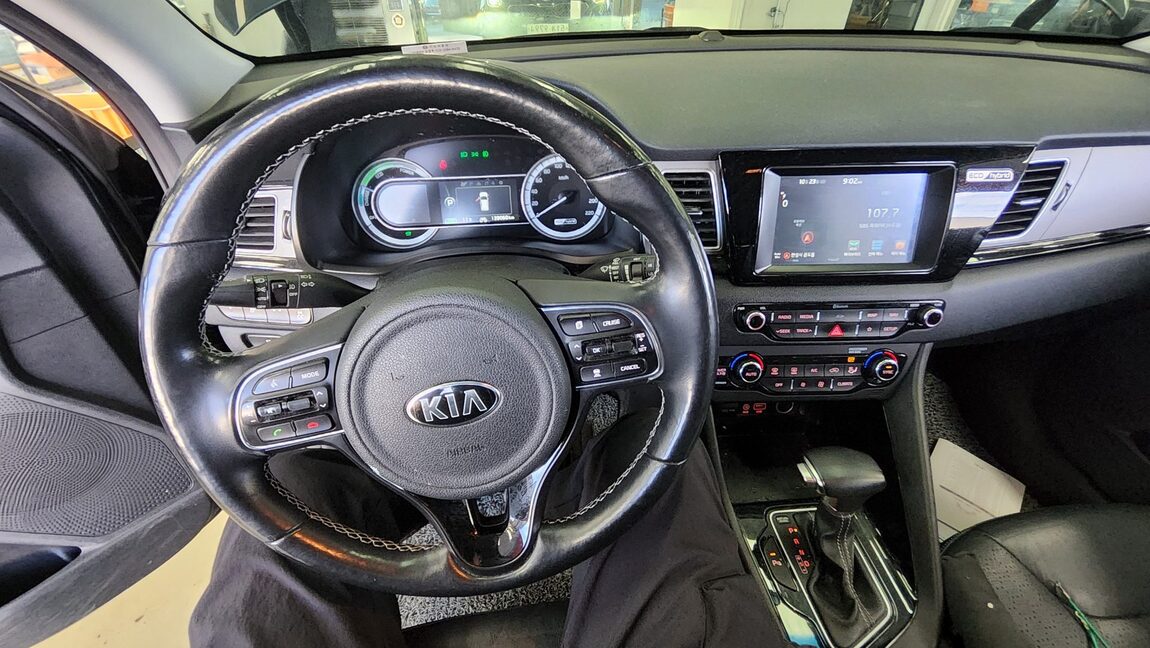 KIA NIRO 1.6 HYBRID NOBLESSE 2018 - zdjęcie 18
