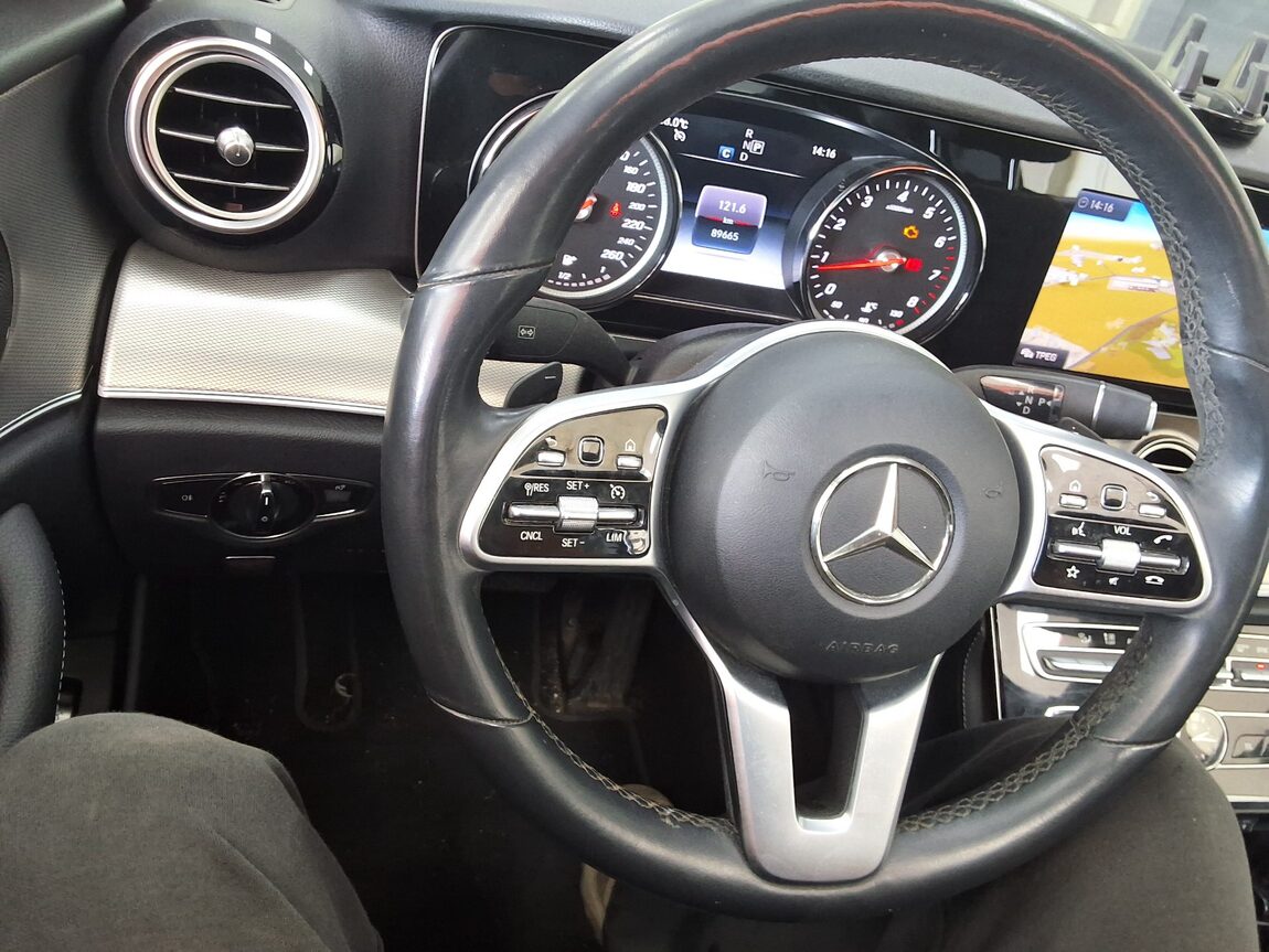 MERCEDES-BENZ E-CLASS (5TH GEN) E300 AVANTGARDE 2019 - zdjęcie 23