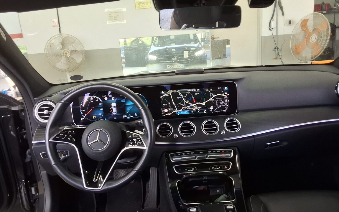 MERCEDES-BENZ E-CLASS (5TH GEN) E250 AVANTGARDE 2022 - zdjęcie 11