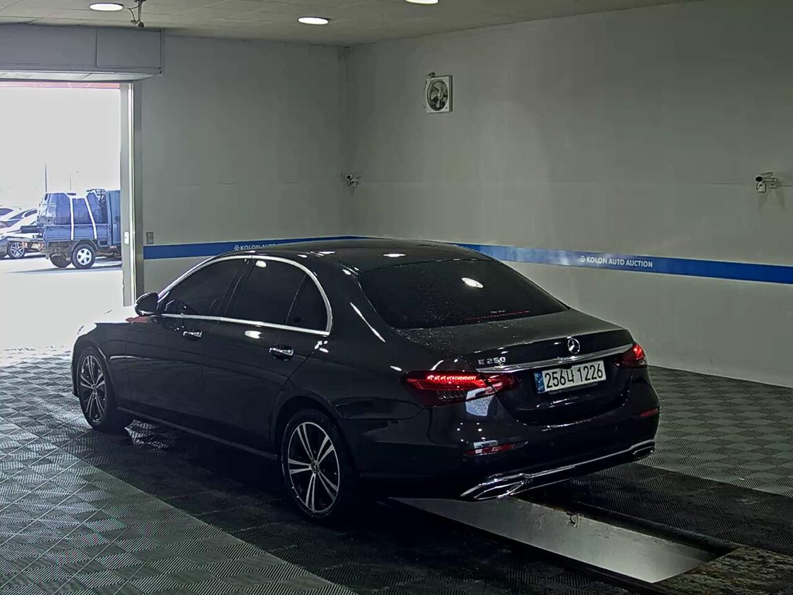 MERCEDES-BENZ E-CLASS (5TH GEN) E250 AVANTGARDE 2022 - zdjęcie 6