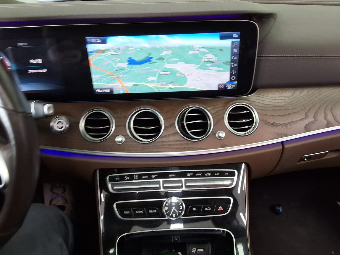 MERCEDES-BENZ E-CLASS (5TH GEN) E300 4MATIC AVANTGARDE 2019 - zdjęcie 24